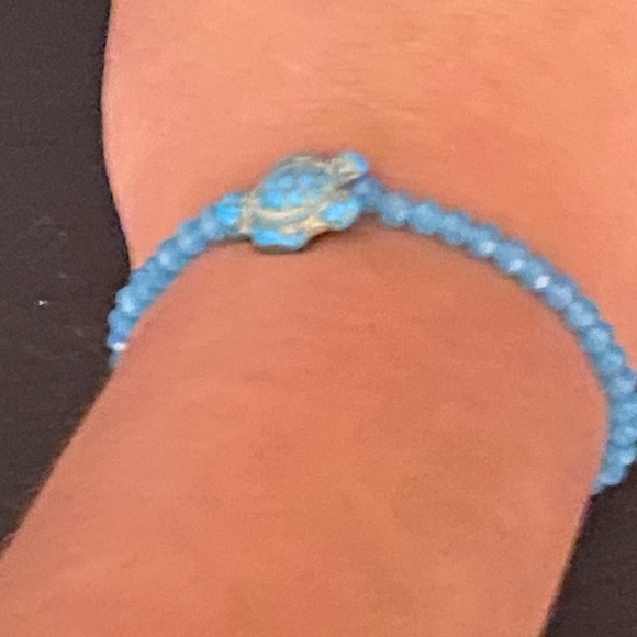 Handcrafted blue turtle beaded bracelet - Picture 2 of 3